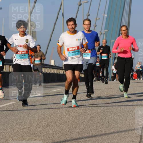 03.10.2025 - Köhlbrandbrückenlauf Strokosch-Dieckow http://msf.ph/oto/9107870 03.10.2025 09:37:50 Position 2 1112, 1167, 3338, 2801 meine-sportfotos.de
