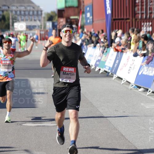03.10.2025 - Köhlbrandbrückenlauf Jannik Wohlers http://msf.ph/oto/9107918 03.10.2025 12:59:22 Ziel 4108, 4119, 4226, 4371, 4441, 4940, 6036, 6154, 6390, 6391, 6478, 6484, 6493, 6609 meine-sportfotos.de