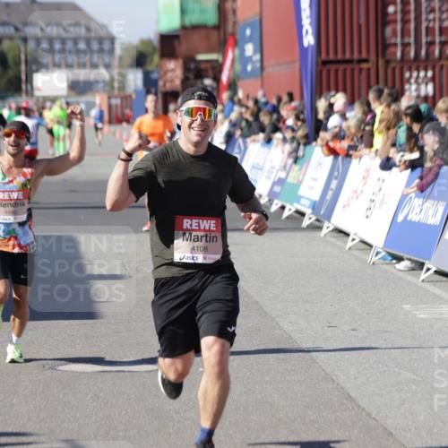 03.10.2025 - Köhlbrandbrückenlauf Jannik Wohlers http://msf.ph/oto/9107937 03.10.2025 12:59:22 Ziel 4108, 4119, 4226, 4371, 4441, 4940, 6036, 6154, 6390, 6391, 6478, 6484, 6493, 6609 meine-sportfotos.de