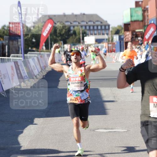 03.10.2025 - Köhlbrandbrückenlauf Jannik Wohlers http://msf.ph/oto/9107965 03.10.2025 12:59:23 Ziel 4108, 4119, 4226, 4371, 4441, 4940, 6036, 6154, 6390, 6391, 6478, 6484, 6609 meine-sportfotos.de
