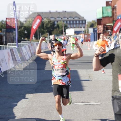 03.10.2025 - Köhlbrandbrückenlauf Jannik Wohlers http://msf.ph/oto/9107975 03.10.2025 12:59:23 Ziel 4108, 4119, 4226, 4371, 4441, 4940, 6036, 6154, 6390, 6391, 6478, 6484, 6609 meine-sportfotos.de