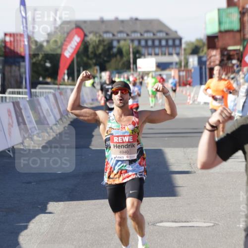 03.10.2025 - Köhlbrandbrückenlauf Jannik Wohlers http://msf.ph/oto/9107989 03.10.2025 12:59:23 Ziel 4108, 4119, 4226, 4371, 4441, 4940, 6036, 6154, 6390, 6391, 6478, 6484, 6609 meine-sportfotos.de