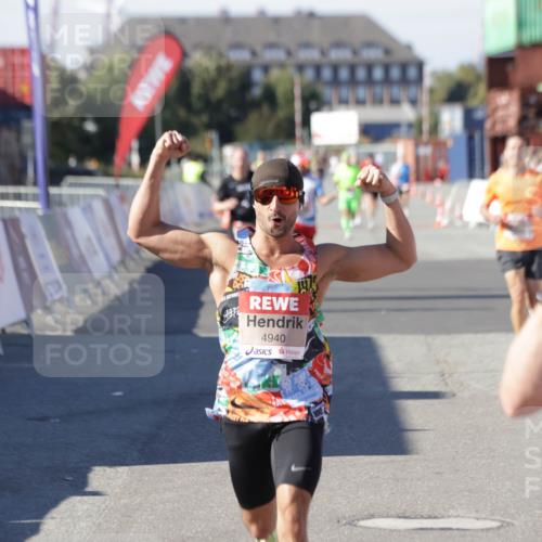 03.10.2025 - Köhlbrandbrückenlauf Jannik Wohlers http://msf.ph/oto/9108013 03.10.2025 12:59:23 Ziel 4108, 4119, 4226, 4371, 4441, 4940, 6036, 6154, 6390, 6391, 6478, 6484, 6609 meine-sportfotos.de