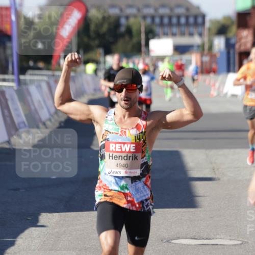 03.10.2025 - Köhlbrandbrückenlauf Jannik Wohlers http://msf.ph/oto/9108034 03.10.2025 12:59:23 Ziel 4108, 4119, 4226, 4371, 4441, 4940, 6036, 6154, 6390, 6391, 6478, 6484, 6609 meine-sportfotos.de
