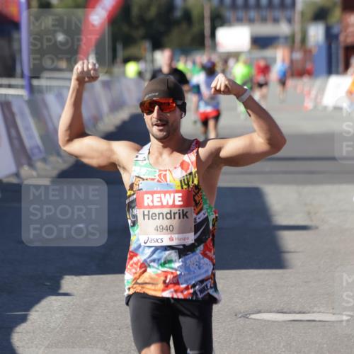 03.10.2025 - Köhlbrandbrückenlauf Jannik Wohlers http://msf.ph/oto/9108073 03.10.2025 12:59:23 Ziel 4108, 4119, 4226, 4371, 4441, 4940, 6036, 6154, 6390, 6391, 6478, 6484, 6609 meine-sportfotos.de