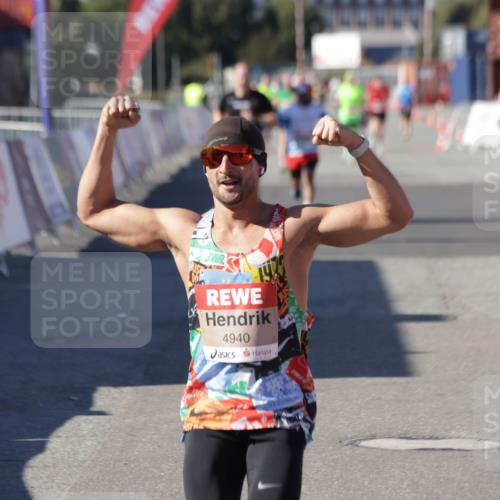 03.10.2025 - Köhlbrandbrückenlauf Jannik Wohlers http://msf.ph/oto/9108083 03.10.2025 12:59:24 Ziel 4108, 4119, 4226, 4371, 4441, 4940, 6060, 6154, 6391, 6484, 6609 meine-sportfotos.de