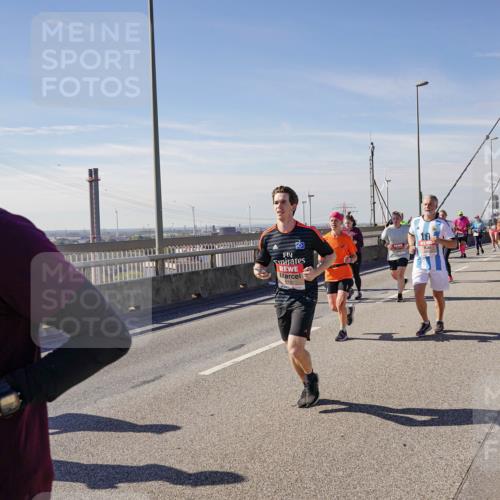 03.10.2025 - Köhlbrandbrückenlauf Michael Burmester http://msf.ph/oto/9108103 03.10.2025 12:51:06 Position 2 5760, 5761, 10 meine-sportfotos.de