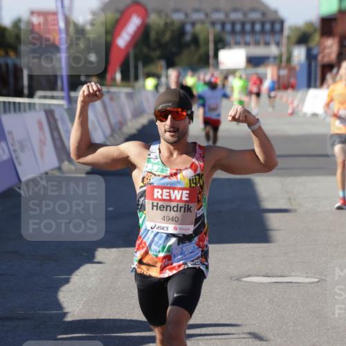 03.10.2025 - Köhlbrandbrückenlauf Jannik Wohlers http://msf.ph/oto/9108111 03.10.2025 12:59:24 Ziel 4108, 4119, 4226, 4371, 4441, 4940, 6060, 6154, 6391, 6484, 6609 meine-sportfotos.de