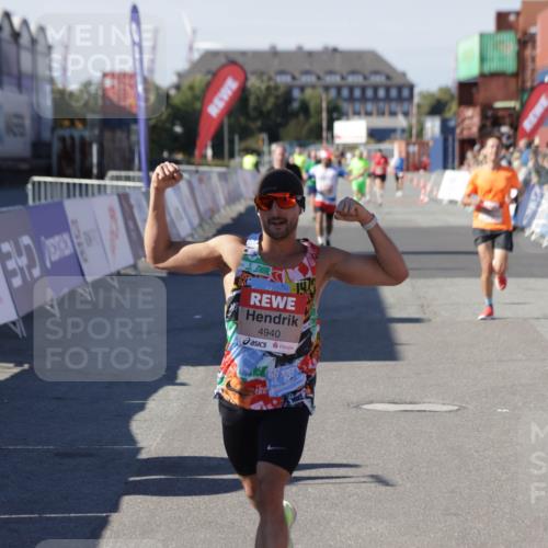 03.10.2025 - Köhlbrandbrückenlauf Jannik Wohlers http://msf.ph/oto/9108116 03.10.2025 12:59:24 Ziel 4108, 4119, 4226, 4371, 4441, 4940, 6060, 6154, 6391, 6484, 6609 meine-sportfotos.de