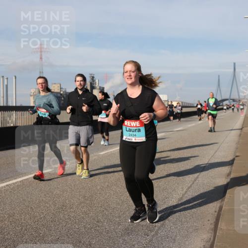 03.10.2025 - Köhlbrandbrückenlauf Lena Gebhardt http://msf.ph/oto/9108133 03.10.2025 10:13:56 Position 2 2434 meine-sportfotos.de