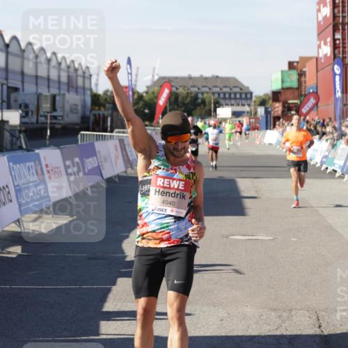 03.10.2025 - Köhlbrandbrückenlauf Jannik Wohlers http://msf.ph/oto/9108140 03.10.2025 12:59:24 Ziel 4108, 4119, 4226, 4371, 4441, 4940, 6060, 6154, 6391, 6484, 6609 meine-sportfotos.de