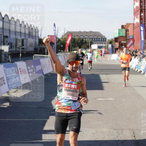 03.10.2025 - Köhlbrandbrückenlauf Jannik Wohlers http://msf.ph/oto/9108144 03.10.2025 12:59:24 Ziel 4108, 4119, 4226, 4371, 4441, 4940, 6060, 6154, 6391, 6484, 6609 meine-sportfotos.de