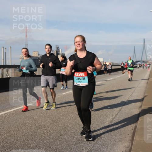 03.10.2025 - Köhlbrandbrückenlauf Lena Gebhardt http://msf.ph/oto/9108146 03.10.2025 10:13:56 Position 2 2434 meine-sportfotos.de
