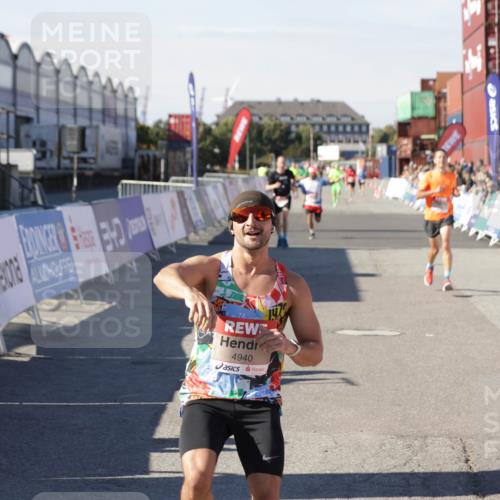 03.10.2025 - Köhlbrandbrückenlauf Jannik Wohlers http://msf.ph/oto/9108168 03.10.2025 12:59:25 Ziel 4108, 4119, 4371, 4441, 4940, 6060, 6154, 6391, 6484, 6609 meine-sportfotos.de