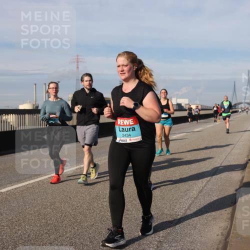 03.10.2025 - Köhlbrandbrückenlauf Lena Gebhardt http://msf.ph/oto/9108181 03.10.2025 10:13:56 Position 2 2434 meine-sportfotos.de