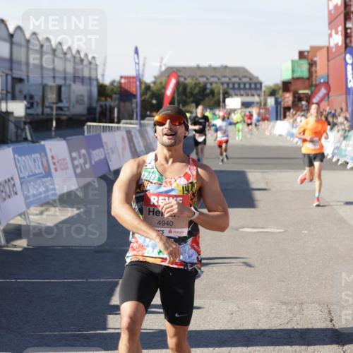 03.10.2025 - Köhlbrandbrückenlauf Jannik Wohlers http://msf.ph/oto/9108182 03.10.2025 12:59:25 Ziel 4108, 4119, 4371, 4441, 4940, 6060, 6154, 6391, 6484, 6609 meine-sportfotos.de