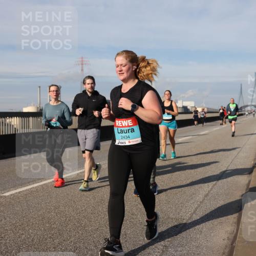 03.10.2025 - Köhlbrandbrückenlauf Lena Gebhardt http://msf.ph/oto/9108192 03.10.2025 10:13:56 Position 2 2434 meine-sportfotos.de