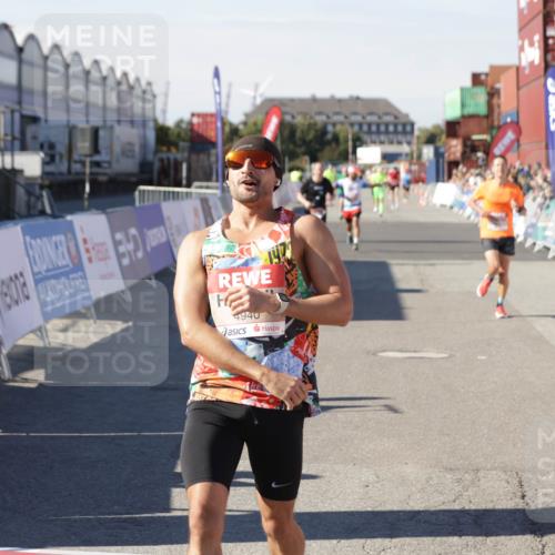 03.10.2025 - Köhlbrandbrückenlauf Jannik Wohlers http://msf.ph/oto/9108200 03.10.2025 12:59:25 Ziel 4108, 4119, 4371, 4441, 4940, 6060, 6154, 6391, 6484, 6609 meine-sportfotos.de