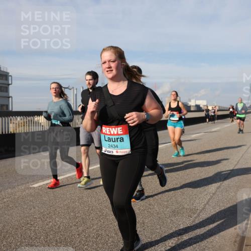 03.10.2025 - Köhlbrandbrückenlauf Lena Gebhardt http://msf.ph/oto/9108202 03.10.2025 10:13:56 Position 2 2434 meine-sportfotos.de