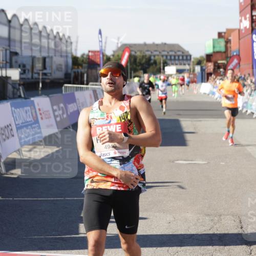 03.10.2025 - Köhlbrandbrückenlauf Jannik Wohlers http://msf.ph/oto/9108207 03.10.2025 12:59:25 Ziel 4108, 4119, 4371, 4441, 4940, 6060, 6154, 6391, 6484, 6609 meine-sportfotos.de