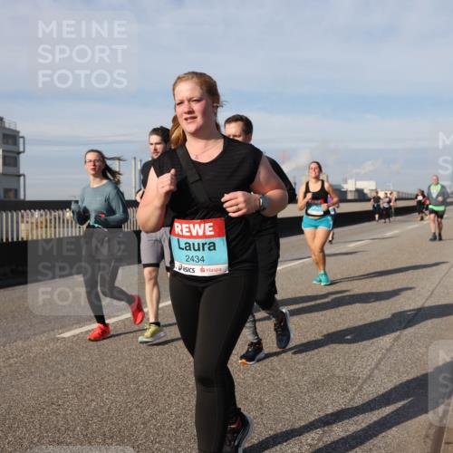 03.10.2025 - Köhlbrandbrückenlauf Lena Gebhardt http://msf.ph/oto/9108219 03.10.2025 10:13:56 Position 2 2434 meine-sportfotos.de