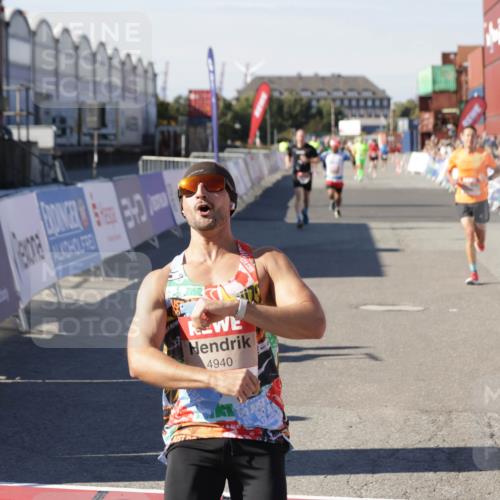 03.10.2025 - Köhlbrandbrückenlauf Jannik Wohlers http://msf.ph/oto/9108224 03.10.2025 12:59:25 Ziel 4108, 4119, 4371, 4441, 4940, 6060, 6154, 6391, 6484, 6609 meine-sportfotos.de