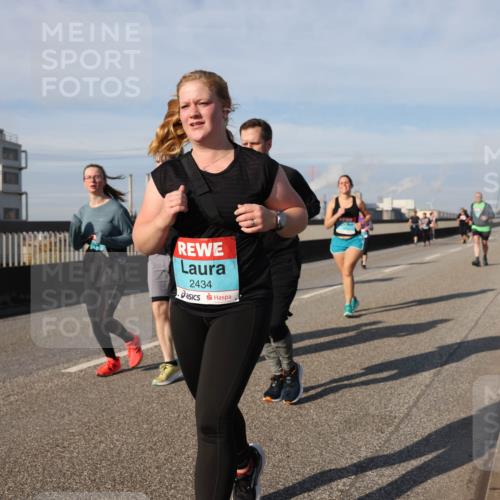 03.10.2025 - Köhlbrandbrückenlauf Lena Gebhardt http://msf.ph/oto/9108232 03.10.2025 10:13:57 Position 2 2434 meine-sportfotos.de