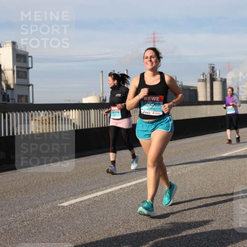 03.10.2025 - Köhlbrandbrückenlauf Lena Gebhardt http://msf.ph/oto/9108318 03.10.2025 10:13:58 Position 2 2261 meine-sportfotos.de