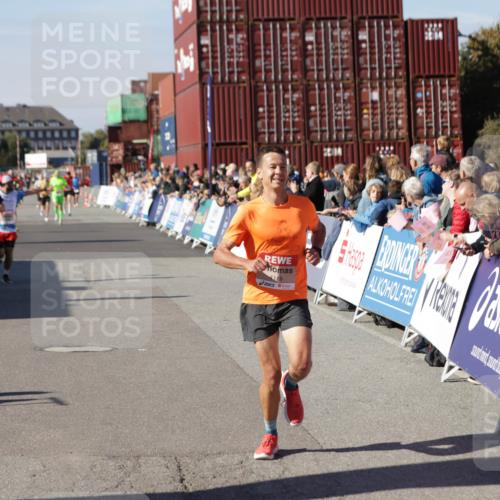 03.10.2025 - Köhlbrandbrückenlauf Jannik Wohlers http://msf.ph/oto/9108319 03.10.2025 12:59:27 Ziel 4108, 4119, 4371, 4441, 4940, 6060, 6154, 6325, 6484, 6609 meine-sportfotos.de