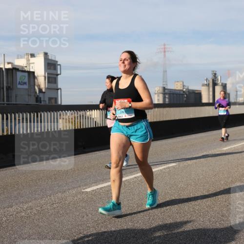 03.10.2025 - Köhlbrandbrückenlauf Lena Gebhardt http://msf.ph/oto/9108326 03.10.2025 10:13:58 Position 2 2261 meine-sportfotos.de