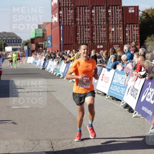 03.10.2025 - Köhlbrandbrückenlauf Jannik Wohlers http://msf.ph/oto/9108327 03.10.2025 12:59:27 Ziel 4108, 4119, 4371, 4441, 4940, 6060, 6154, 6325, 6484, 6609 meine-sportfotos.de