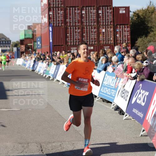 03.10.2025 - Köhlbrandbrückenlauf Jannik Wohlers http://msf.ph/oto/9108348 03.10.2025 12:59:27 Ziel 4108, 4119, 4371, 4441, 4940, 6060, 6154, 6325, 6484, 6609 meine-sportfotos.de