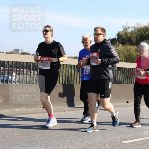 03.10.2025 - Köhlbrandbrückenlauf Strokosch-Dieckow http://msf.ph/oto/9108377 03.10.2025 12:22:06 Position 3 6346, 6345 meine-sportfotos.de