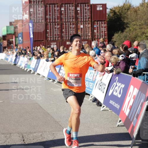 03.10.2025 - Köhlbrandbrückenlauf Jannik Wohlers http://msf.ph/oto/9108384 03.10.2025 12:59:28 Ziel 4108, 4119, 4371, 4940, 6060, 6154, 6325, 6484, 6609 meine-sportfotos.de