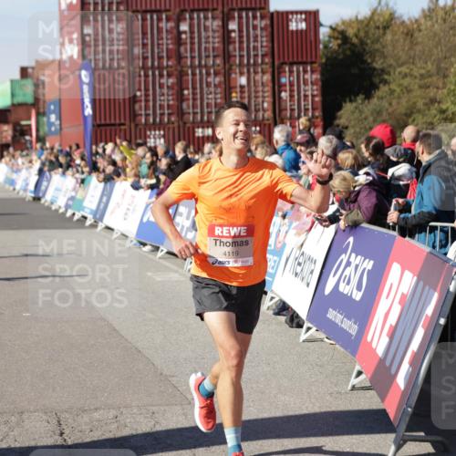 03.10.2025 - Köhlbrandbrückenlauf Jannik Wohlers http://msf.ph/oto/9108392 03.10.2025 12:59:28 Ziel 4108, 4119, 4371, 4940, 6060, 6154, 6325, 6484, 6609 meine-sportfotos.de