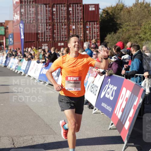 03.10.2025 - Köhlbrandbrückenlauf Jannik Wohlers http://msf.ph/oto/9108398 03.10.2025 12:59:28 Ziel 4108, 4119, 4371, 4940, 6060, 6154, 6325, 6484, 6609 meine-sportfotos.de