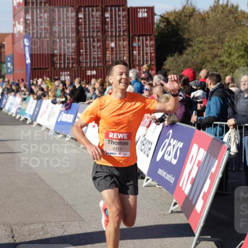 03.10.2025 - Köhlbrandbrückenlauf Jannik Wohlers http://msf.ph/oto/9108404 03.10.2025 12:59:28 Ziel 4108, 4119, 4371, 4940, 6060, 6154, 6325, 6484, 6609 meine-sportfotos.de