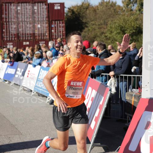 03.10.2025 - Köhlbrandbrückenlauf Jannik Wohlers http://msf.ph/oto/9108438 03.10.2025 12:59:28 Ziel 4108, 4119, 4371, 4940, 6060, 6154, 6325, 6484, 6609 meine-sportfotos.de