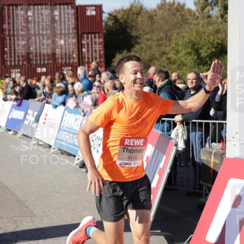 03.10.2025 - Köhlbrandbrückenlauf Jannik Wohlers http://msf.ph/oto/9108446 03.10.2025 12:59:28 Ziel 4108, 4119, 4371, 4940, 6060, 6154, 6325, 6484, 6609 meine-sportfotos.de