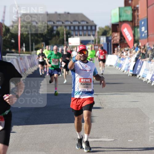 03.10.2025 - Köhlbrandbrückenlauf Jannik Wohlers http://msf.ph/oto/9108509 03.10.2025 12:59:31 Ziel 4108, 4119, 4475, 4940, 6060, 6325, 6666 meine-sportfotos.de
