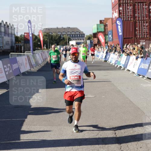 03.10.2025 - Köhlbrandbrückenlauf Jannik Wohlers http://msf.ph/oto/9108553 03.10.2025 12:59:32 Ziel 4108, 4119, 4270, 4475, 4940, 6060, 6325, 6666 meine-sportfotos.de