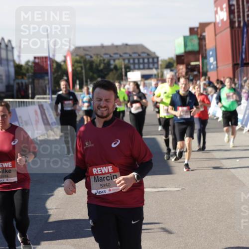03.10.2025 - Köhlbrandbrückenlauf Jannik Wohlers http://msf.ph/oto/9108610 03.10.2025 13:29:26 Ziel 5340, 5342, 5344, 5366, 5470, 5514, 5601, 5954, 6063, 6118, 6156, 6309, 6334, 6335, 6336, 6351, 6539 meine-sportfotos.de