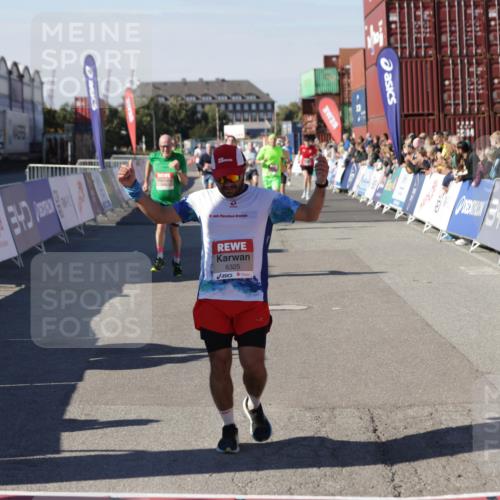 03.10.2025 - Köhlbrandbrückenlauf Jannik Wohlers http://msf.ph/oto/9108613 03.10.2025 12:59:33 Ziel 4119, 4270, 4475, 4940, 6060, 6325, 6616, 6666 meine-sportfotos.de