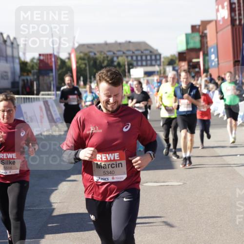 03.10.2025 - Köhlbrandbrückenlauf Jannik Wohlers http://msf.ph/oto/9108626 03.10.2025 13:29:26 Ziel 5340, 5342, 5344, 5366, 5470, 5514, 5601, 5954, 6063, 6118, 6156, 6309, 6334, 6335, 6336, 6351, 6539 meine-sportfotos.de