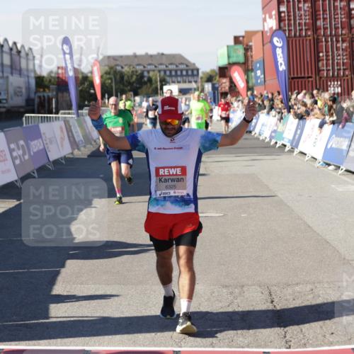03.10.2025 - Köhlbrandbrückenlauf Jannik Wohlers http://msf.ph/oto/9108639 03.10.2025 12:59:33 Ziel 4119, 4270, 4475, 4940, 6060, 6325, 6616, 6666 meine-sportfotos.de