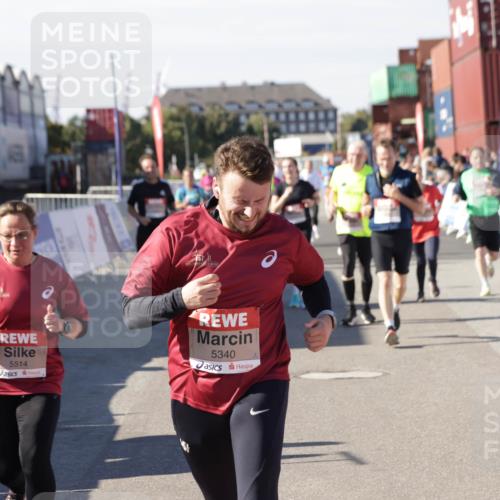 03.10.2025 - Köhlbrandbrückenlauf Jannik Wohlers http://msf.ph/oto/9108641 03.10.2025 13:29:26 Ziel 5340, 5342, 5344, 5366, 5470, 5514, 5601, 5954, 6063, 6118, 6156, 6309, 6334, 6335, 6336, 6351, 6539 meine-sportfotos.de