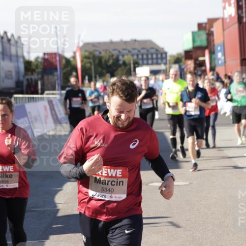 03.10.2025 - Köhlbrandbrückenlauf Jannik Wohlers http://msf.ph/oto/9108654 03.10.2025 13:29:26 Ziel 5340, 5342, 5344, 5366, 5470, 5514, 5601, 5954, 6063, 6118, 6156, 6309, 6334, 6335, 6336, 6351, 6539 meine-sportfotos.de