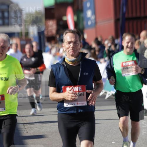 03.10.2025 - Köhlbrandbrückenlauf Jannik Wohlers http://msf.ph/oto/9108669 03.10.2025 13:29:28 Ziel 5340, 5344, 5366, 5470, 5514, 5601, 6063, 6118, 6156, 6309, 6334, 6335, 6336, 6351, 6387, 6539, 6543, 6554, 6555 meine-sportfotos.de