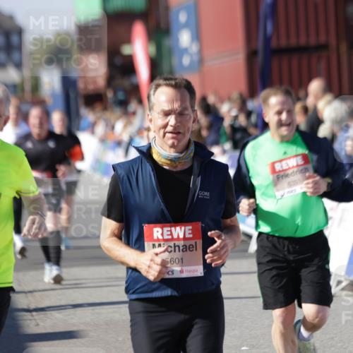 03.10.2025 - Köhlbrandbrückenlauf Jannik Wohlers http://msf.ph/oto/9108694 03.10.2025 13:29:28 Ziel 5340, 5344, 5366, 5470, 5514, 5601, 6063, 6118, 6156, 6309, 6334, 6335, 6336, 6351, 6387, 6539, 6543, 6554, 6555 meine-sportfotos.de