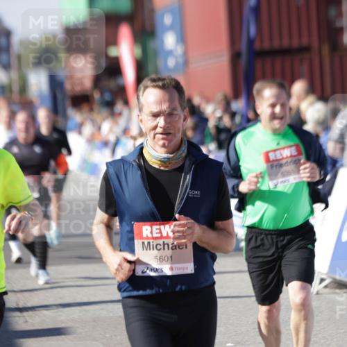 03.10.2025 - Köhlbrandbrückenlauf Jannik Wohlers http://msf.ph/oto/9108707 03.10.2025 13:29:28 Ziel 5340, 5344, 5366, 5470, 5514, 5601, 6063, 6118, 6156, 6309, 6334, 6335, 6336, 6351, 6387, 6539, 6543, 6554, 6555 meine-sportfotos.de